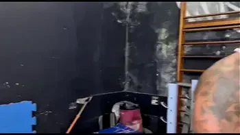 Minha amiga gostosa resolveu dar a buceta para todo mundo na academia