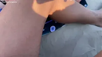 Olha oque essa putinha fez na praia, fiquei de pau duro