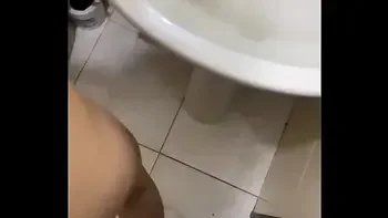 Follada en el baño de un Restaurante - Real Casero