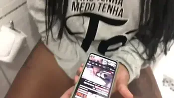 Fui flagrada na siririca no banheiro e levei duas gozadas seguidas na cara. {veja no RED}