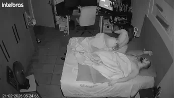 Eles fingem esquecer a câmera como loucos no quarto