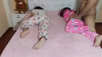 Chicas Gemelas Inocentes Usadas por su Padrastro Pervertido