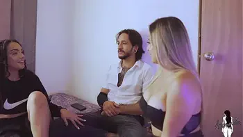 Invito a mi amiga a ver peliculas y termina follandose a mi marido, los descubro al final!