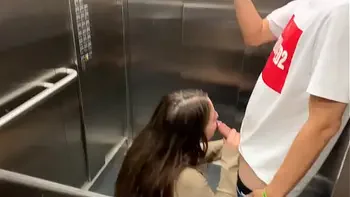 Sexo público en el ascensor después de la fiesta con mi amiga. Nos descubren!
