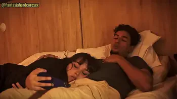 No puedo dejar de tocarme y tuve que poner mi pene en la boca de mi hermanastra (por poco nos descubren)