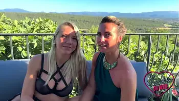 Pam et Ashley, deux blondes coquines, aiment le sexe à trois !