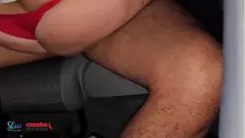 O corno ficou olhando sua esposa namorar o BBC na frente de todo mundo