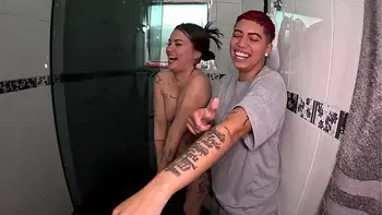 Depois de discutirem quem vai dar o cú a conversa acabou no banho de Pamela Urach