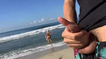 Me saco la polla en la playa pública para ver si alguna chica se antoja y consigo PREMIO DOBLE