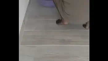 Turbanli naylon çoraplı olgun kadın yerleri siliyor