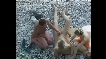 Трио на диком пляже