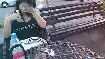 Safada Gozando em Publico com brinquedo interativo Public female orgasm interactive toy girl with remote vibe outside