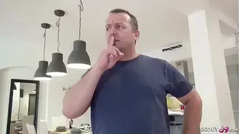 german scout stiefvater bringt seine 18 jahre junge stieftochter zum casting