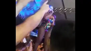 Valesca Popozuda mostra a buceta em show