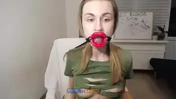 Любительница жесткого секса riderkelly сосет силиконовый пенис со спермой на лице