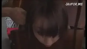 Seksuele anale marteling voor een rondborstige slet en neuken