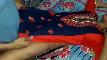 अकेले मे घर पर नौकरानी को पटाया और फिर