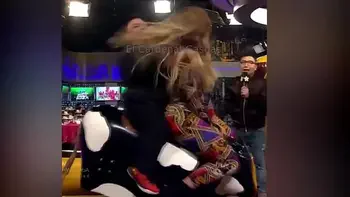 EYACULO EN SU CULO EN EL TORO MECANICO