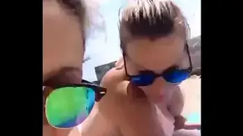 Par de viejas en playa exhibicionista