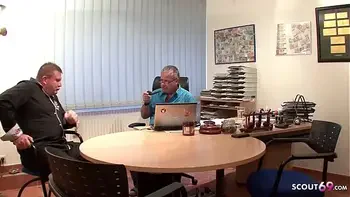 Deutsches Teen mit Brille auf Arbeit von 2 Opas gefickt - German Vintage