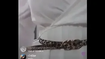 Evaluna descuido se le sale pezon en directo