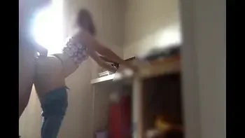 Mi hermanastra disfruta cocinar mientras le meto la pinga y acabo en su boca