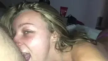 J’adore bouffer le cul poilu de mon homme , lui sucer la bite et le faire jouir avec mes petits pieds