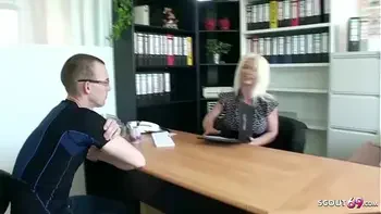 Reife Chefin fickt Jungspund beim Job Gespräch Deutsch MILF - German Mature