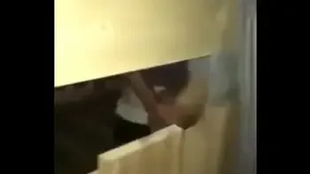 pareja difurtando en un establo al aire libre