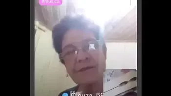 Velha mostrando o peito e passando a mão na xota na live