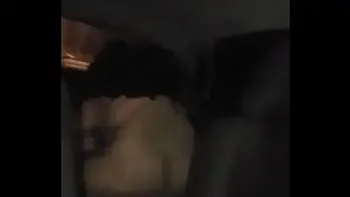 Marido dirigindo esposa sentando no dotado PODEROSO no banco de trás do carro pelas ruas da cidade