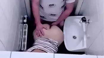 Comendo a Cunhada no banheiro enquanto a esposa foi ao supermercado