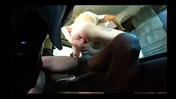 BBC SODOMISE ET REMPLIT UN PETIT CUL SUR LA BANQUETTE D'UN VAN