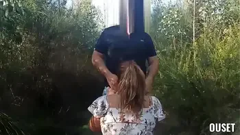chica con culo enorme folla con su primo en el bosque