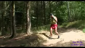 La giovane ragazza incontra una coppia di anziani coniugi scopare nel bosco