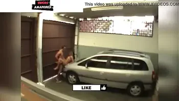 Equipamento de segurança filma homem fazendo sexo com uma garota na garagem de casa