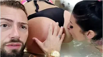 Lady Muffin Tommy They Life In The Water And Play