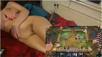 She Cums While Gaming, Shaking - Deutsche Amateure