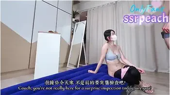 Taiwanese Female Fitness Coach Teaches You How To Do Squats