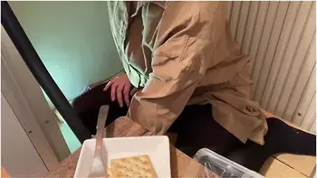 スームて友達の誕生日会中尿意を催しハレないように少しすつおもらしするも