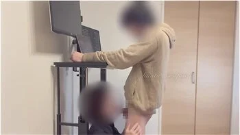 こっそりフェラ抜き仕事のミーtィンク中に痴女な彼女かいきなりフェラしてきて我慢てきすに大量射精してしまった