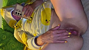 Juicy MILF Rubbing Clit And Pussy Makes Her Cunt Flow With Juices