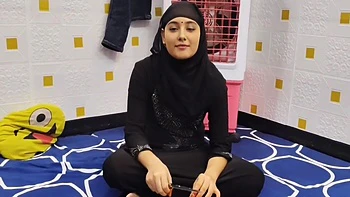 Desi Muslim Bhabi New Room Me Rehne Aai Padosi Ne Bhabi Ko Pele Din Me Hi Choda