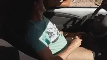 Joven desconocida me masturba en mi auto en la calle