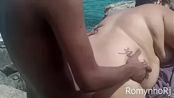 Fui a praia com os amigos a acabamos fazendo uma suruba com nossa amiga deliciosa