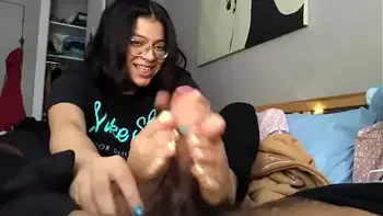 Chica hermosa con pies deliciosos masturba a chico