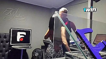 Hotwife na cabine, dancing for the hottest gonzo porn, sexo duro!