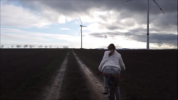 Premiere! Fahrrad in der Öffentlichkeit geil abgefickt!  Teil 2