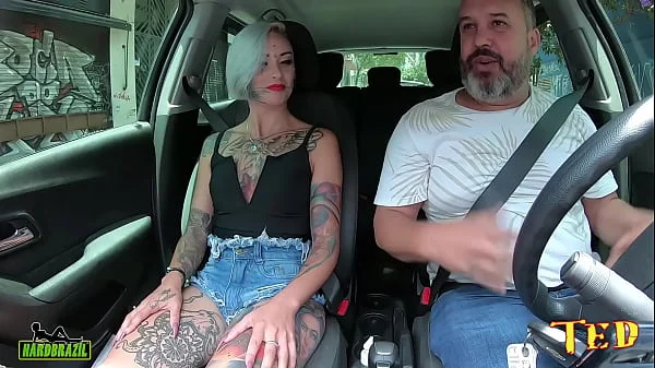 A Milf com o famoso olho eyeball tattoo tirou toda a roupa no carro e conta como entrou no mundo pornô - carona do Ted #75 - Tata Lima