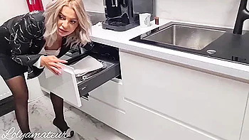 Stepmom Stuck Her Hand In The Kitchen And Make A Good Dell With Stepson